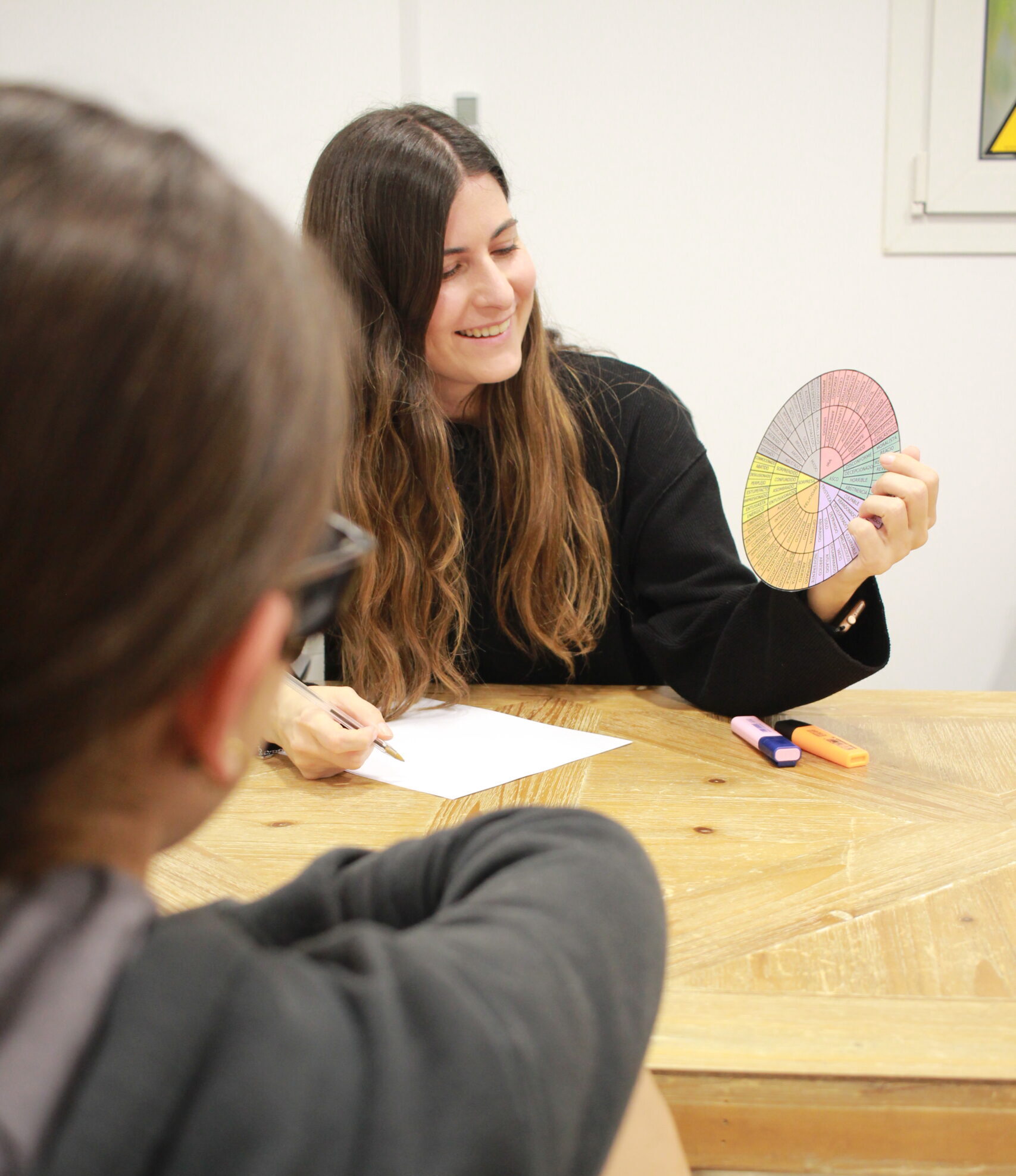 Psicologos para adolescentes psicòloga adolescents en sessió